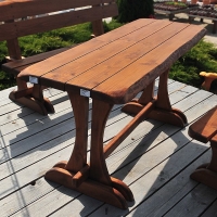Fából készült kerti asztalok