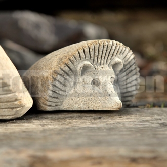 Fekvő süni szobor 20 cm